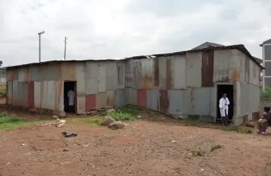 Nieuwe school en toiletgebouw in Kolfe Keraniyo